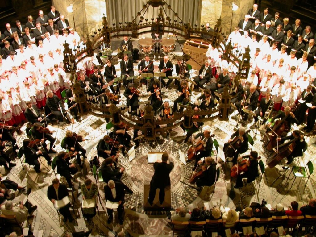 Musikalische Pfingstvesper: Symphonie oder Kakophonie in der Kirche?